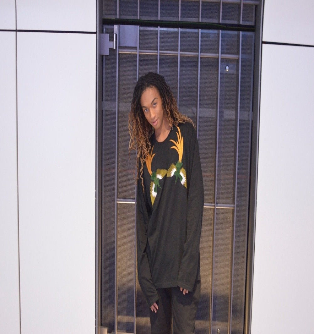 Summer long sleeve t-shirt. Made with an organic cotton in black colour , bird